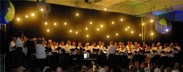 „Nur noch kurz die Welt retten“ – CHORona Malberg begeistert mit Benefizkonzert für den guten Zweck Schon beim Eintritt in die Ötzinger Birkenhalle spürten die Gäste die besondere Atmosphäre. Foto: Wolfgang Michalak