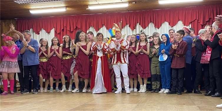 Schon beim Einzug der strahlenden und engagierten Prinzenpaare, Kinderprinz Marius mit Prinzessin Fiona sowie den erwachsenen Majestäten Prinzessin Barbara und Prinz Pierre zeigte sich das Publikum in allerbester karnevalistischer Laune. Quellen: Mesenicher Karnevals Vereins