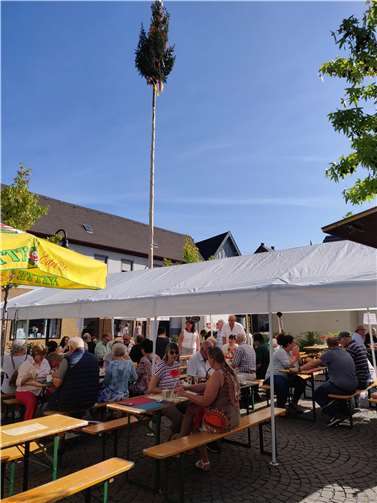 Dank tatkräftiger Unterstützung stand der Kirmesbaum nach knapp zehn Minuten Schon beim Kirmes-Frühschoppen am Sonntagmorgen waren viele Gäste auf dem Kirmesplatz.
