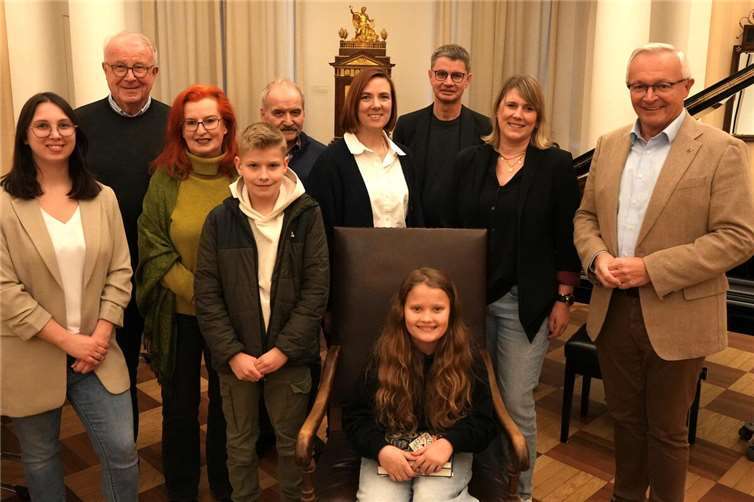 Schon beim Regionalentscheid des 66. Vorlesewettbewerbs des Deutschen Buchhandels im Roentgen-Museum mit den Siegerinnen und Sieger der Schulentscheide in Neuwied hatte sich Jule Schaub (vorne) mit ihrem Vortrag durchsetzen können. Die Schülerin des Rhein-Wied-Gymnasiums gewann nun auch den Bezirksentscheid in Koblenz und tritt im Mai beim Landesentscheid an.Foto: Martin Boden / Kreisverwaltung Neuwied