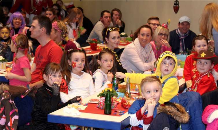Schon der Auftritt des Fanfarencorps fesselte die kleinen Jecken in der Stadthalle.