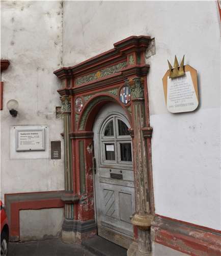 Schon der Eingang zum Stadtarchiv in der Alten Burg macht keinen guten Eindruck.
