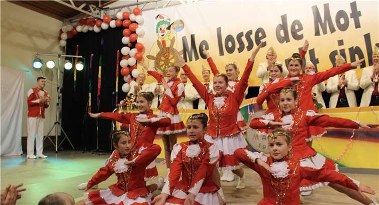 Schon die Dattenberger „Tanzmäuse“ bewiesen zu Beginn der großen Prunksitzung der 83-jährigen Rööpe-KG am Samstagabend im Bürgerhaus, dass die Jecken im Rheinhöhenort „de Mot nit sinke“ losse müsse