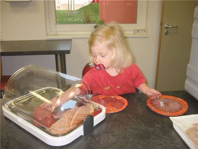 Schon die Kleinsten bedienen sich am Frühstücks- und Mittagsbuffet.privat