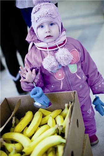 Schon die Kleinsten freuten sich über das Obst, dass Dank der Hilfe aus Deutschland beim Fest verteilt werden konnte.