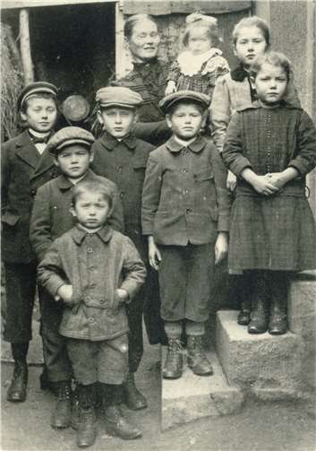 Schon die Kleinsten wurden ausgestattet mit einer Schirmmütze, zu deren Herstellung in Sinzig de Kappe Frings zuständig war.privat