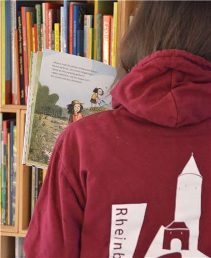 Schon die Vorbereitung auf den Vorlesenachmittag macht viel Spaß. Foto: privat