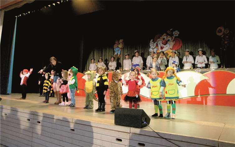 Schon die ganz Kleinen mischen im karnevalistischen Treiben mit.  privat