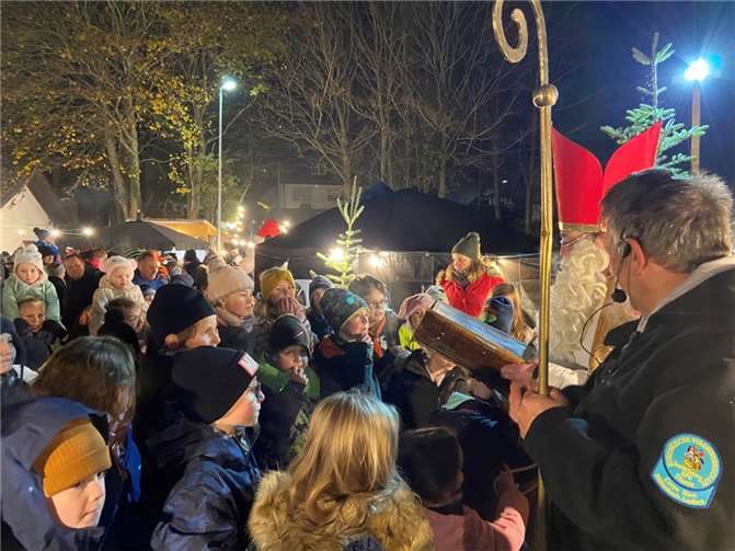 Schon die ganze Woche zuvor haben viele fleißige Helfer ein gemütliches Zelt-Weihnachtsdorf auf dem Bolzplatz errichtet, welches hübsch dekoriert und beleuchtet war.