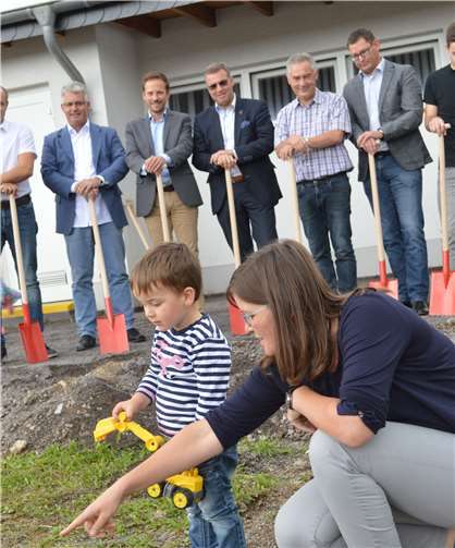 Schon die jüngsten Mitglieder packten beim Spatenstich mit an.