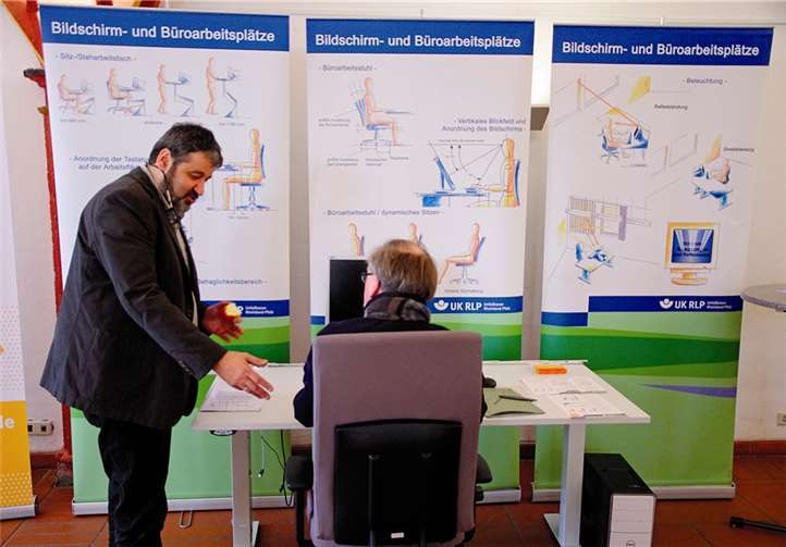 Schon die korrekte Gestaltung des Bildschirmarbeitsplatzes ist elementar wichtig.