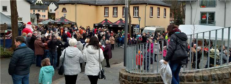 Schon direkt beim ersten Mal zog der Niederelberter Weihnachtsmarkt die Besucher in Scharen an.  Fotos: NC