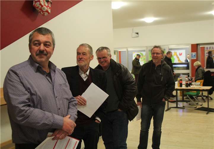 Schon eine Viertelstunde vor Beginn bildete sicheine erste kleine Warteschlange von Blutspendern.