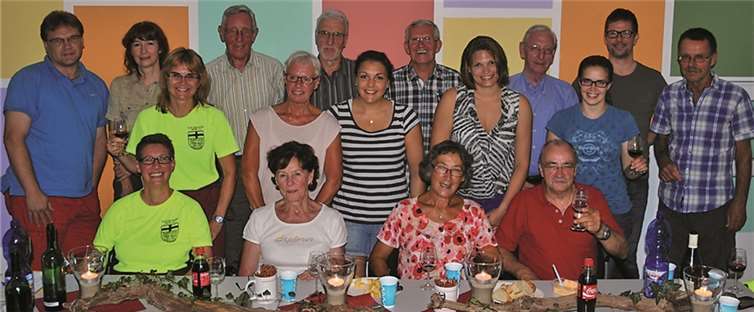 Schon einmal probieren konnten die Helfer des TuS Ahrweiler den guten Tropfen, den sie dann beim Ahrweiler Weinfest ausschenken wollen. privat