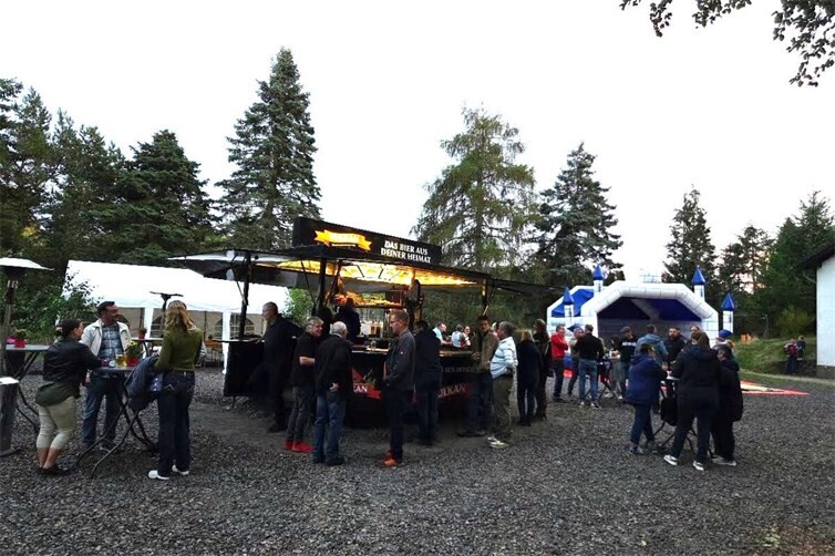 Schon früh am Samstagabend füllte sich der Festplatz: Bei herrlichem Wetter kamen die ersten Gäste zusammen und sorgten von Beginn an für beste Stimmung.