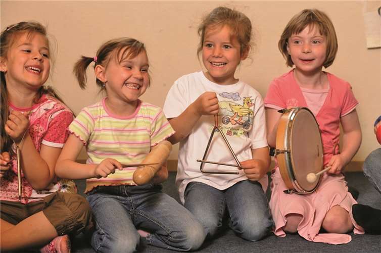 Schon früh können Kinder durch Musik lernen.  KMS