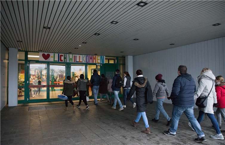 Schon früh strömtenInteressierte am Tag der offenen Tür in die Schule.