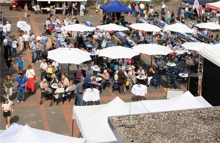 Schon früh tummelten sich die ersten Besucher auf dem Schulhof der Gemeinschaftsgrundschule in Berkum. Fotos:CEW