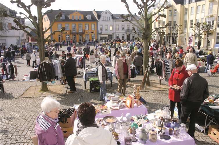 Schon früh tummelten sich viele Besucher auf dem Sinziger Kirchplatz, um der Konkurrenz auf der Schnäppchenjagd eine Nasenlänge voraus zu sein. RÜ