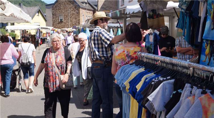 Schon früh waren diese Besucher auf derHauptstraße unterwegs, um ein Schnäppchen zu machen. Fotos: MT