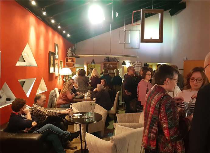 Schon im Foyer drängten sich die vielen gespannten Zuschauer. Foto: NC