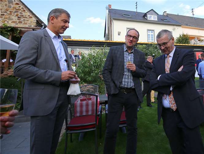 Schon im Vorfeld des „Weingenusses mit Herzblut“ fanden nette Gespräche statt.