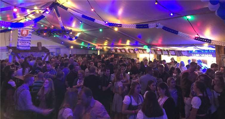 Schon im letzten Jahr war das Festzelt gut gefüllt. Foto: privat
