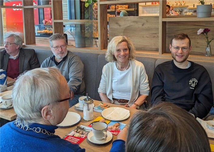 Schon im vergangenen Jahr fand das Format großen Zuspruch: Bei Kaffee und Croissants nutzten zahlreiche Gäste die Gelegenheit, sich in entspannter Atmosphäre auszutauschen.Foto: Jennifer McKinney