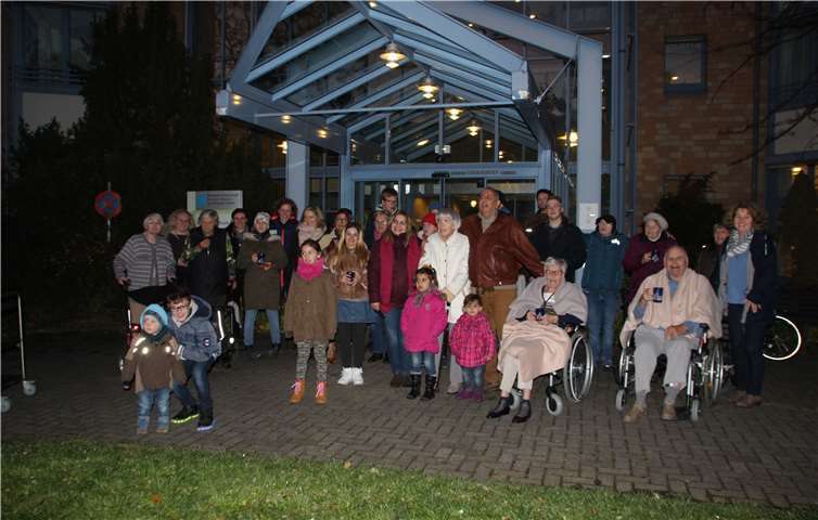 Schon im vergangenen Jahr schmückten die Kinder des Flüchtlingshelferkreises die Bäume im Außenbereich des Hauses am Römerkanal. Jetzt wurden sie dabei unterstützt von den Kindern aus dem Kinderheim Dr. Dawo. privat