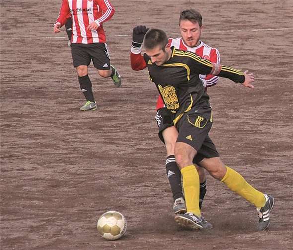 Schon in der Anfangsphase wurde bei der Partie zwischen Anadolu Spor Koblenz und dem TSV Lay um jeden Zentimeter gekämpft. -TH-