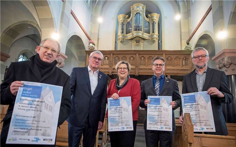 Schon jetzt freuen sie sich auf das Orgelkonzert am 12. Januar in der Pfarrkirche Sankt Martinus und Ollheim als Auftakt des Festivals „Orgelkultur im Rhein-Sieg-Kreis“ (v.l.): Pater Stanislaus Marek, Landrat Sebastian Schuster, Bürgermeisterin Petra Kalkbrenner, Kulturdezernent Thomas Wagner und Kulturamtsleiter Rainer Land.Foto: JOST