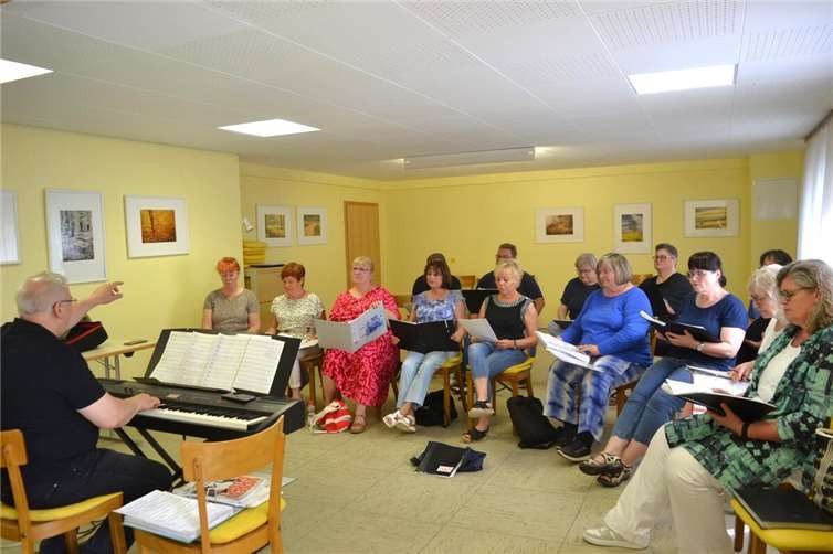Schon jetzt im Sommer probt der Gospelchor für sein Jubiläumskonzert am 3. Oktober. Foto: Eberhard Thomas Müller
