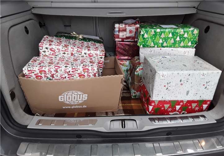 Schon jetzt konnte der Vorsitzende der Kolpingfamilie St. Barbara, Ferdi Müller, die ersten Weihnachts-Päckchen für die Kinder in Tasnad/Rumänien an die Solidargemeinschaft „Menschen in Not“ übergeben. Foto: Kolpingfamilie St. Babara