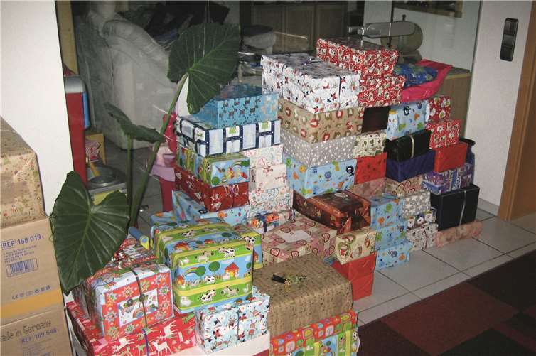 Schon jetzt stapeln sich viele Weihnachtspäckchen im Flur der Familie Wölwer.Foto: privat