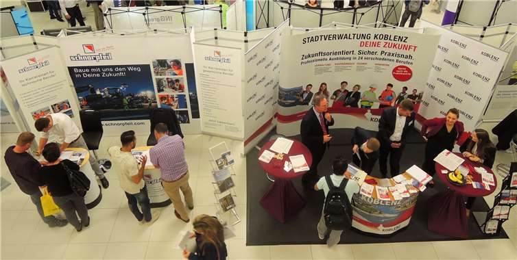 Schon kurz nach Messe-Eröffnung herrschteviel Betrieb an den Ständen der Aussteller. Fotos: BSB