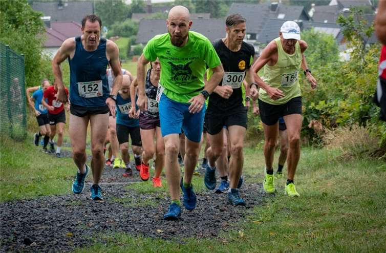 Schon kurz nach dem Start in Hausen ging es in den steilen Anstieg. Fotos: VfL Waldbreitbach