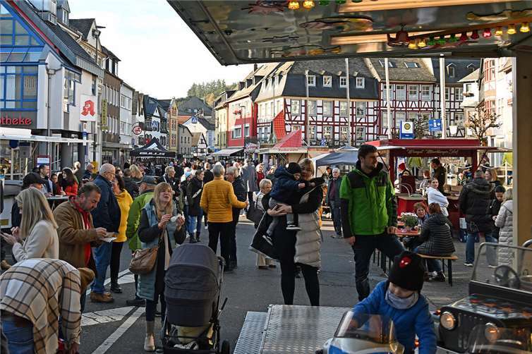 Schon kurz nach der Eröffnung des Martinsmarktes herrschte Hochbetrieb auf der autofreien Hauptstraße in Adenau. Fotos: BURG