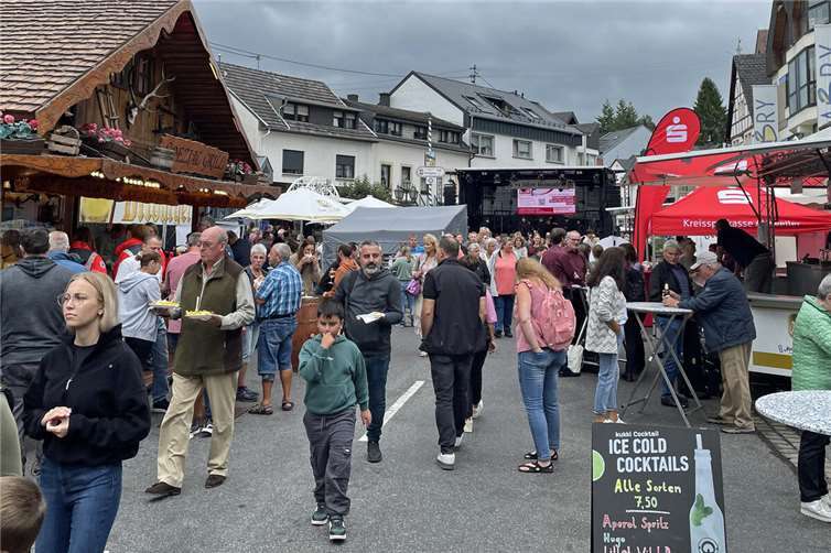 Viele Highlights beim Heimatfest Schon kurz nach der Eröffnung des Martinsmarktes herrschte Hochbetrieb auf der autofreien Hauptstraße in Adenau. Fotos: BURG