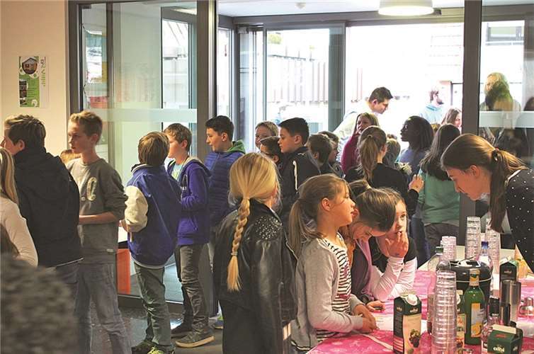 Schon kurz nachdem die After School Party ihre Türen geöffnet hatte, tummelten sich zahlreiche Jungen und Mädchen im Foyer und im zum Tanzraum umfunktionierten Sitzungssaal des Rathauses.Svenja Schnober