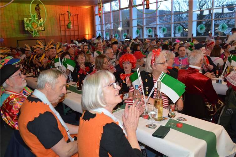 Schon lange ist sie kein Geheimtipp mehr, sondern eine zuverlässige Größe, die Prunksitzung der KG Oberwinter, bei der sich Spitzenkräfte aus den Karnevalshochburgen Kölle und Wölle die Klinke in die Hand geben. Fotos: AB