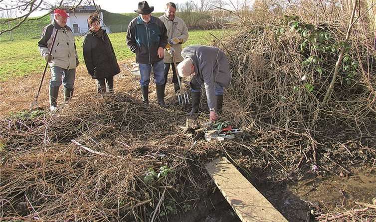 Schon nach den ersten Metern ihrer Inspektion stoßen die Deubach-Freunde auf wild entsorgten Müll.