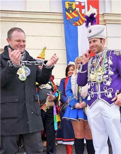 Schon nach drei Monaten die die Amtszeit zu Ende:OB Jan Einig wird in Ketten gelegt. Fotos: FF