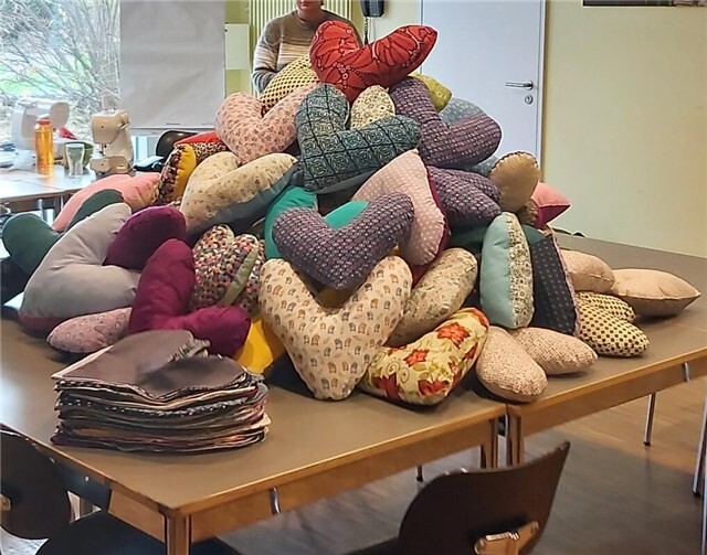 Schon nach drei Stunden waren über 100 Kissen fertig zur Übergabe an das nächstgelegene Brustkrebszentrum. Foto: privat