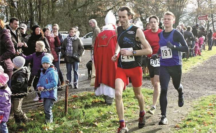 Schon nach einer Runde hatte sich der Sieger von einer Dreier-Verfolgergruppe deutlich abgesetzt. Auch die kleinen Zuschauer wurden von dem Nikolaus mit Süßigkeiten bedacht. DL