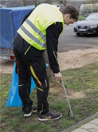Schon neben dem Parkplatz fand man achtlos weggeworfene Zigarettenkippen und vom Wind hergewehte Plastikmüllreste.