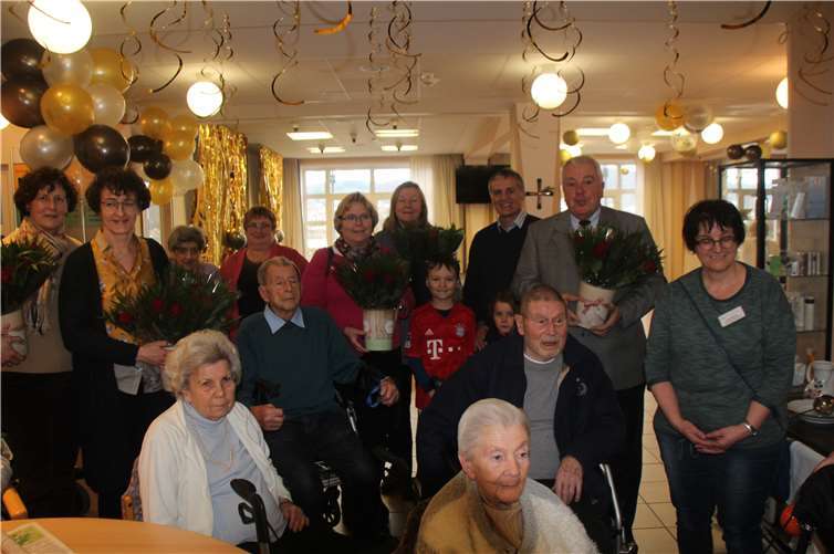 Schon seit 22 Jahren verteilt der CDU-Ortsverband im Seniorenzentrum St. Josef am Valentinstag eine rote Rose an jeden Bewohner. Fotos: KMI
