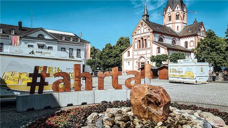 Schon seit Donnerstag wird aufgebaut. Foto: Hagen Hoppe