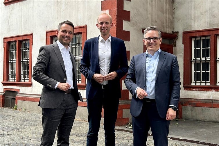 Schon seit Jahren führt Thorsten Rudolph auf unterschiedlichen Ebenen Gespräch bezüglich der Sanierung der Alten Burg und zu möglichen Fördermöglichkeiten durch den Bund. Das Foto zeigt ihn bei einem Ortstermin im Jahr 2023 mit Oberbürgermeister David Langner und Rudolphs Vorgänger als haushaltspolitischen Sprecher der SPD-Fraktion, Dennis Rohde.