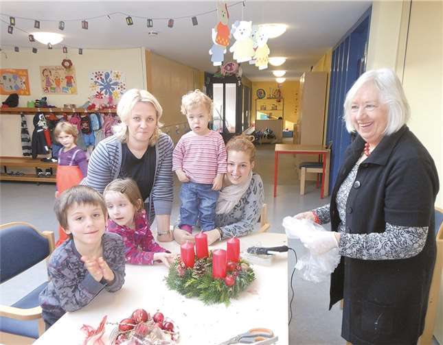 Schon seit vielen Jahren basteln Helga Sesterhenn und weitere SPD-Frauen mit den Kindern der Lebenshilfe ADventskränze, um die Einrichtungen vorweihnachtlich zu schmücken. privat