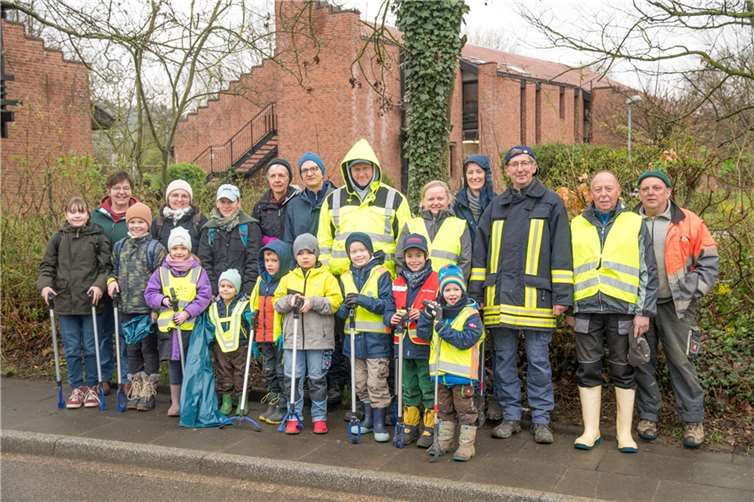 Schon seit vielen Jahren treffen sich an einem Samstagmorgen im März kleine und große Bewohner der Höhenorte Merzbach und Neukirchen, um die Wege rund um die Ortschaften von Müll zu befreien. Foto: privat